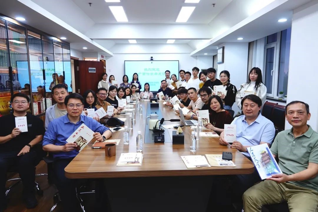 5月13日，第二期魯迅文學(xué)院廣西青年作家高級(jí)研修班學(xué)員代表走進(jìn)《人民文學(xué)》雜志社座談交流