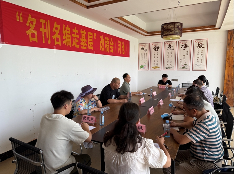 王十月在“名刊名編走基層”河池改稿會(huì)現(xiàn)場(chǎng)。（潘劍 攝 )