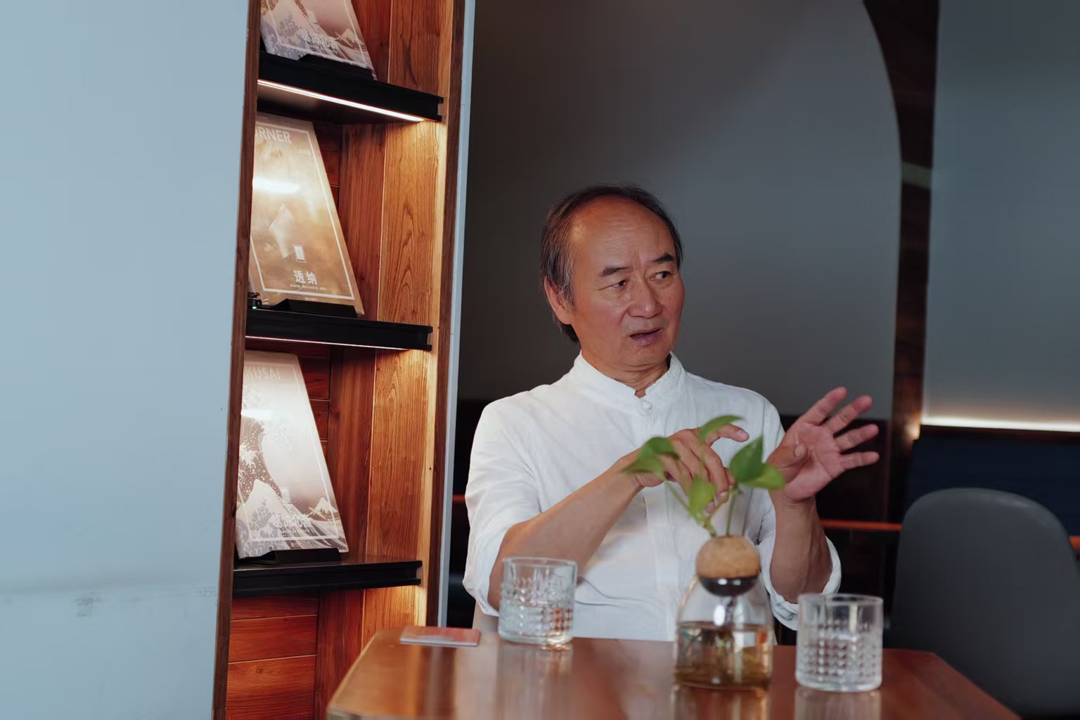 劉亮程在上海朵云書院戲劇店接受澎湃新聞·文學花邊獨家專訪。攝影：周澤洋