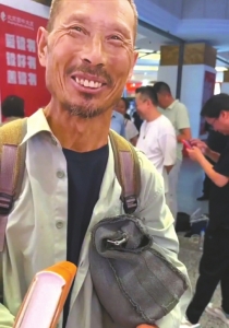 河南農民工劉詩利參加作家陳行甲新書分享會。圖據人民日報客戶端