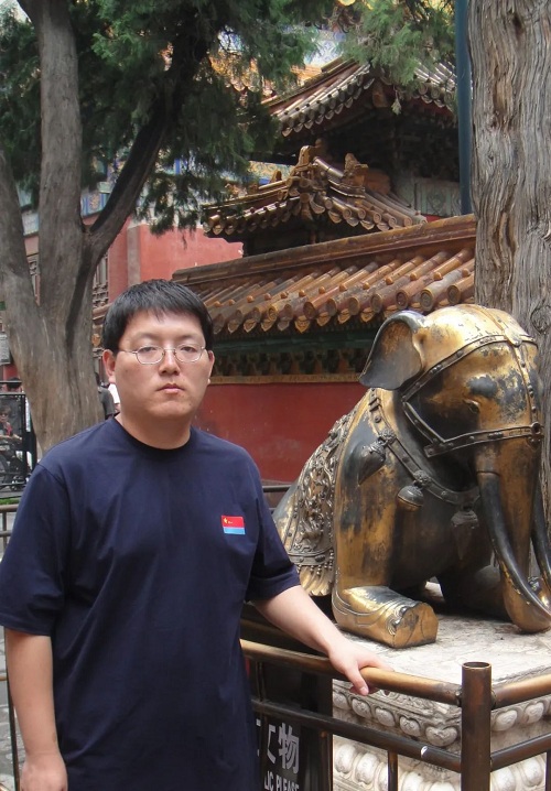 宋嵩，山東東營(yíng)人，1985年生于濟(jì)南。文學(xué)博士?，F(xiàn)為《長(zhǎng)篇小說(shuō)選刊》雜志主編，副編審，中國(guó)小說(shuō)學(xué)會(huì)常務(wù)理事。著有評(píng)論集《瑯?gòu)至鼷湣贰?></p>
<p style=
