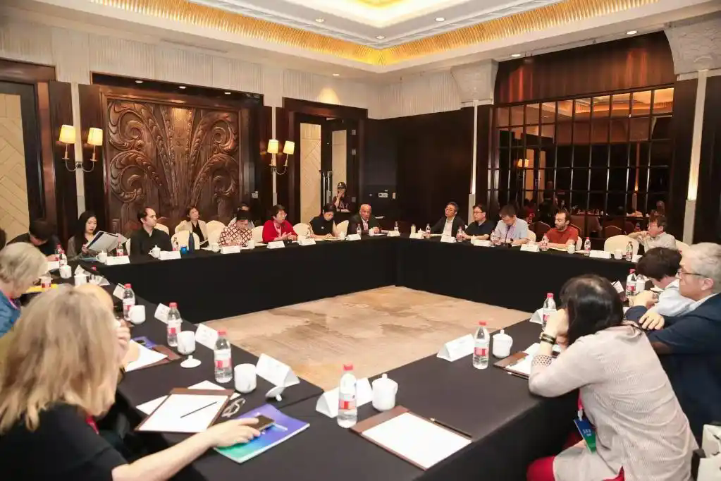 參加本次研討會(huì)的漢學(xué)家和中國(guó)作家分組進(jìn)行討論。（中國(guó)作協(xié)供圖）