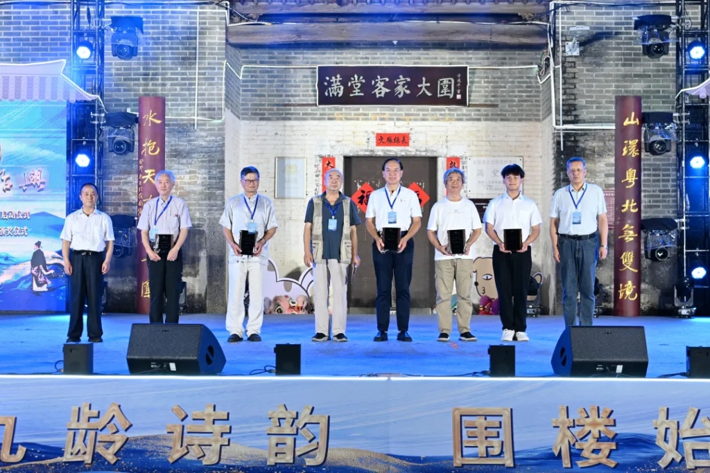 中國書籍出版社原副總編輯、北京詩詞學(xué)會(huì)副會(huì)長趙安民，《中華詩詞》編輯部主任盧冷夫?yàn)榧炎鳘?jiǎng)獲得者頒獎(jiǎng)