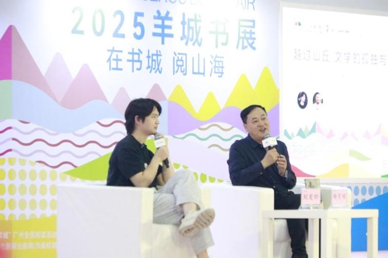 劉楚昕（左）與謝有順教授對(duì)談。