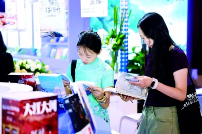 第31屆北京圖博會網(wǎng)絡(luò)文學(xué)專題展吸引觀眾閱讀。資料圖片