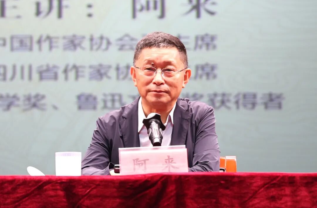 阿來為當(dāng)?shù)刈髡?、讀者帶來一場題為《蘇東坡與黃庭堅：兩位文化巨人對中國文化的影響》的講座