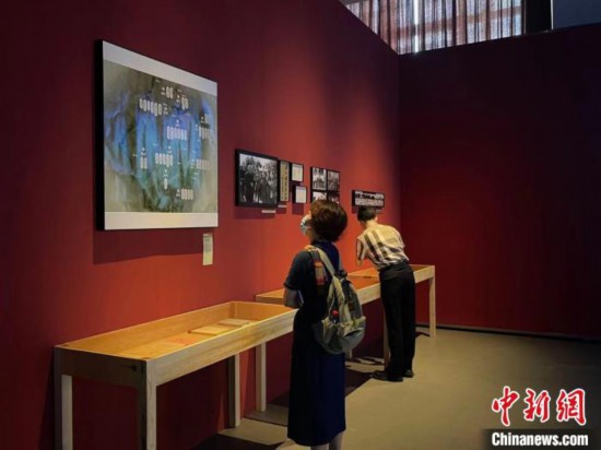 展覽現(xiàn)場(chǎng)?！⊥τ?攝