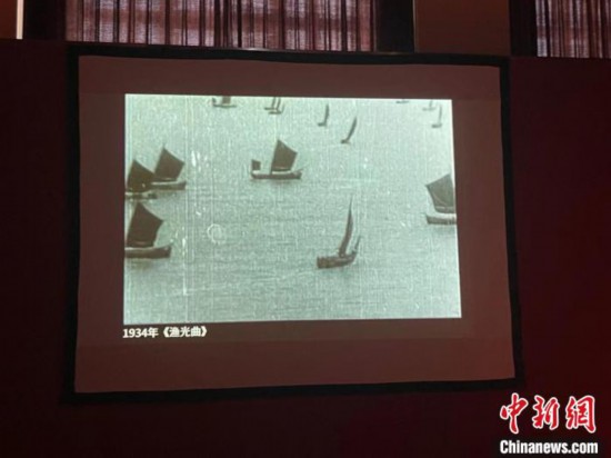 耳熟能詳?shù)摹稘O光曲》在現(xiàn)場(chǎng)播放?！⊥τ?攝