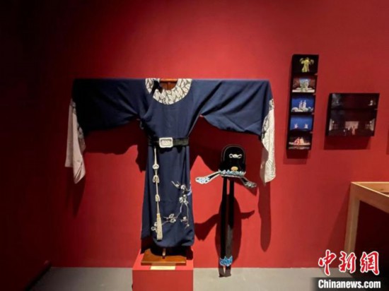 現(xiàn)場(chǎng)展出的戲服?！⊥τ?攝