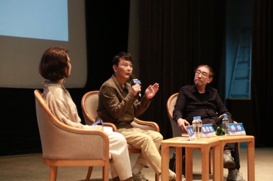 上圖講座現(xiàn)場，左起依次是主持沈祎；歌手、收藏家張信哲；復旦大學新聞學院教授顧錚。